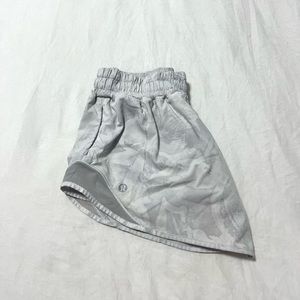 Size 4 - Lululemon HOTTY HOTS - gray and white patterned